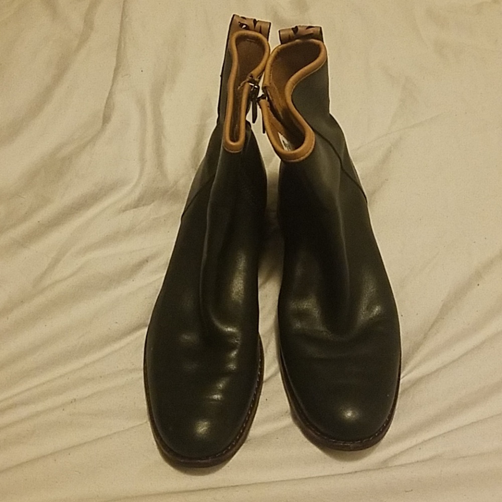 Rare Timberland Leather ankle boots w/leaf cutout